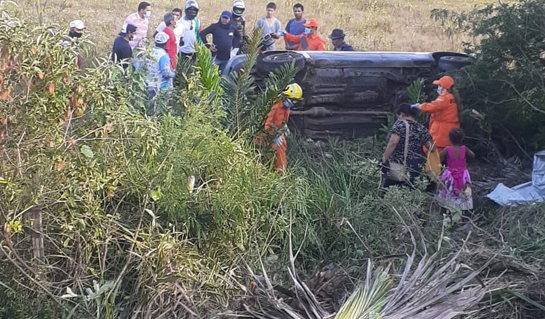 Condutor inabilitado perde o controle do veículo, colide em barranco e passageiro morre em Arapiraca
