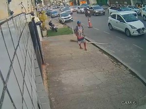 Homem é flagrado quebrando estrutura metálica de placa de trânsito em Maceió