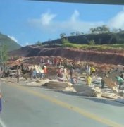 [Vídeo] Caminhão vira na BR-101 e populares saqueiam carga no município de Joaquim Gomes