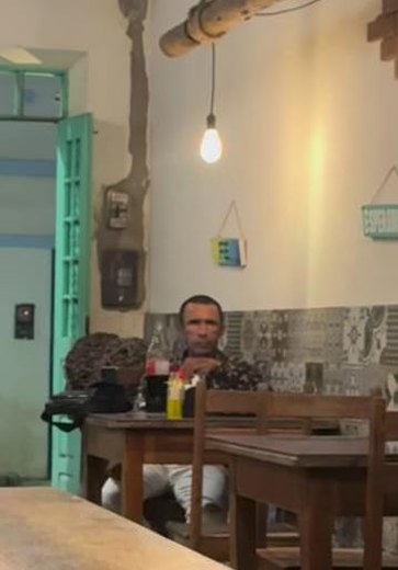 Funcionários de pizzaria cantam parabéns para homem que comemorava aniversário sozinho em AL