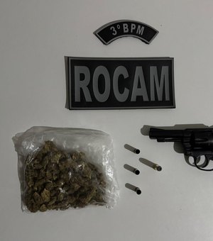 Dupla é conduzida à delegacia após apreensão de arma e maconha em Arapiraca