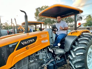 Feira Grande recebe trator e equipamentos em solenidade com presidente da Câmara Federal