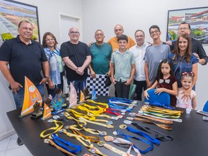 Prefeito Luciano Barbosa recebe arapiraquenses campeões brasileiros e panamericanos de xadrez