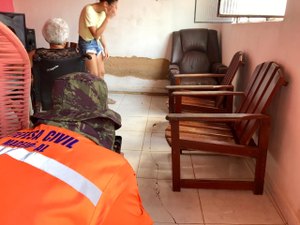 Defesa Civil investiga rachaduras em imóveis no bairro do Farol, em Maceió
