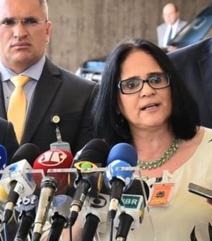 Alvo da Lei Maria da Penha posa ao lado da futura ministra Damares Alves