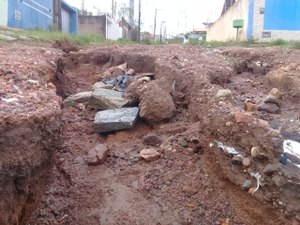 [Vídeo] Crateras impendem carros de circularem em rua de Arapiraca