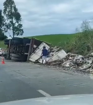 Carreta tomba na BR-101 em Joaquim Gomes e carga é saqueada