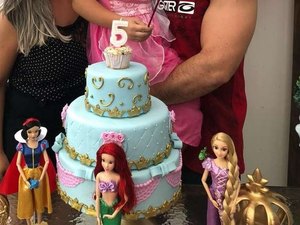 'Fomos denunciados por deixar que nosso filho de cinco anos use roupas femininas'