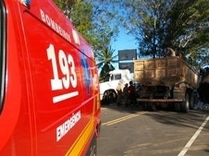 Uma pessoa morre em acidente entre caminhões