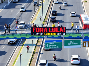 Vereador bolsonarista estende faixa contra Lula e Calheiros em Maceió