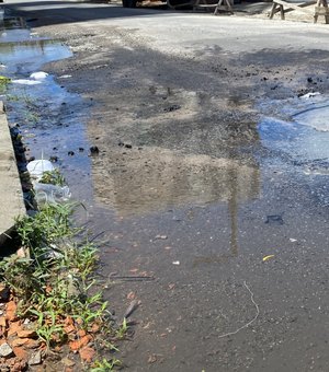 [Vídeo] Moradores denúnciam vazamento de água na Jatiúca