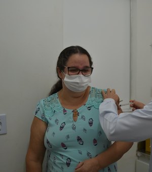 Servidores do Hospital Helvio Auto são vacinados contra Covid-19