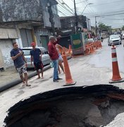 [Vídeo] Problema em tubulação de esgoto abre cratera em rua da Ponta Grossa