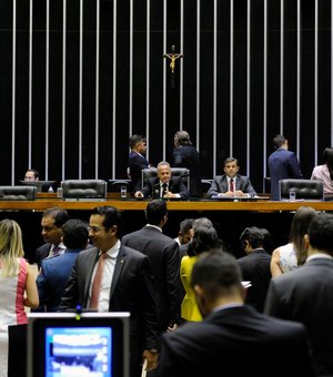 Câmara aprova duas MPs negociadas por Temer com caminhoneiros