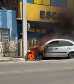 Veículo pega fogo após colidir contra poste no Centro de Delmiro Gouveia