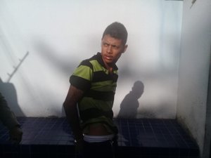 Homem é preso com moto “depenada” após denúncia de desmanche