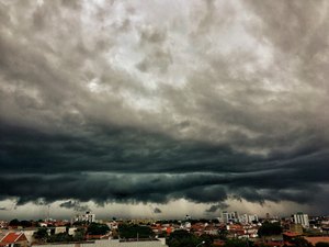 Fortes chuvas na Paraíba provocam destruição e queda de raios