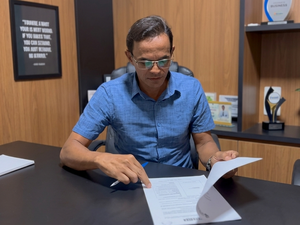 Prefeito Marcos Silva autoriza construção de Campo Society na Bititinga com investimento de R$ 500 mil e confirma cobertura de quadra escolar na Bititinga