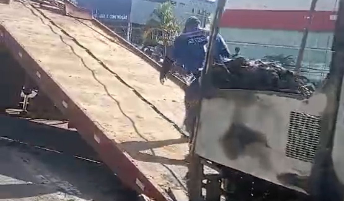 [Vídeo] Trânsito em Maceió é afetado por incêndio de ônibus na Fernandes Lima