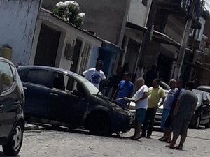 Carro pega fogo em frente a escola no bairro do Jacintinho, em Maceió