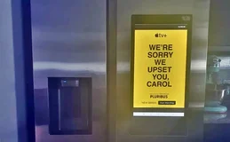 Relato choca ao alegar que anúncio em geladeira levou mulher a surto