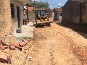 Prefeitura executa obras de pavimentação na parte alta