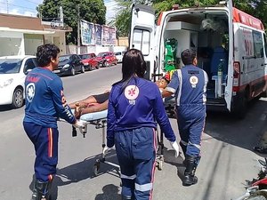 Motociclista colide contra caminhonete e é arremessado para dentro de farmácia