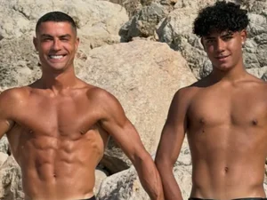 Ronaldo posa sem camisa com Cristianinho e faz provocação ao filho