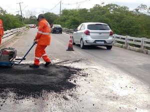 Buraco na AL-101 Norte é reparado pelo DER no mesmo dia da ocorrência