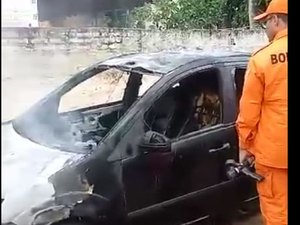 [Vídeo] Automóvel incendeia no Centro de Maragogi e homem escapa