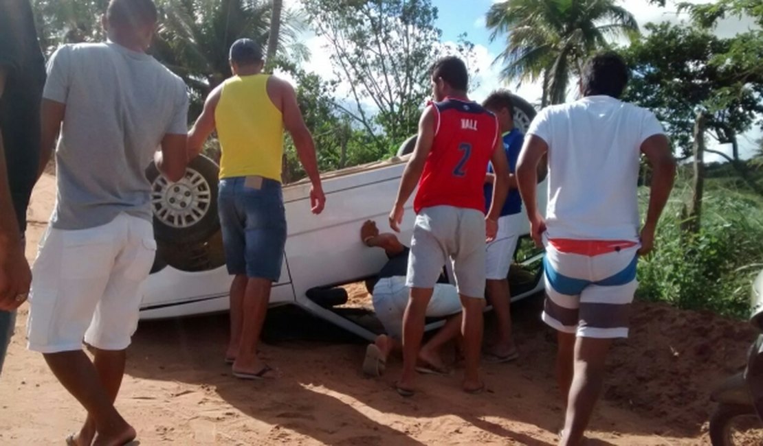 Em alta velocidade, veículo capota, mas não deixa vítimas graves