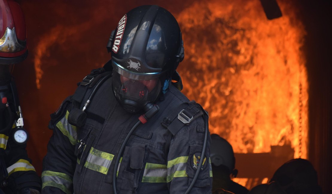 Incêndio atinge apartamento no Antares e mobiliza Corpo de Bombeiros