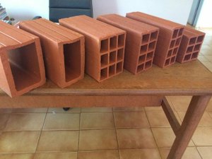 Amigos se desentendem e iniciam agressão com pedaços de tijolos