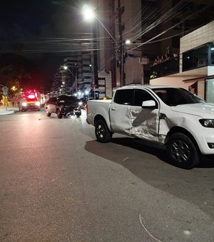 [Vídeo] Carro capota após batida na Ponta Verde e deixa três feridos