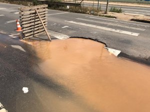 [Vídeo] Vazamento de água provoca acidentes em frente ao Hospital do Agreste