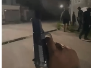 Vídeo mostra líder de tráfico baiano preso em Alagoas ostentando armas