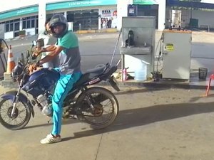 [Vídeo] Motociclista abastece moto e assalta frentistas em Arapiraca