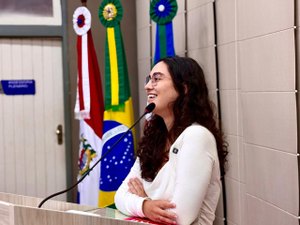 Teca Nelma reforça compromisso com a valorização dos educadores em Maceió
