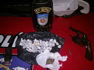 Jovem é preso com arma de fogo e drogas no bairro Cidade Universitária