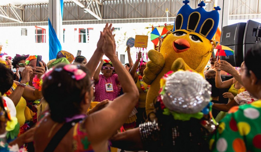 Com muito frevo e animação idosos de Maceió aproveitam prévia carnavalesca