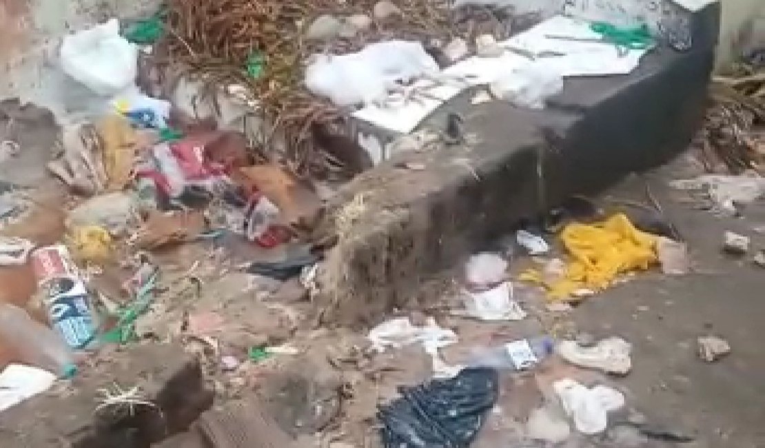 [Vídeo] Feirantes perdem vendas devido acúmulo de lixo e mau cheiro em Arapiraca