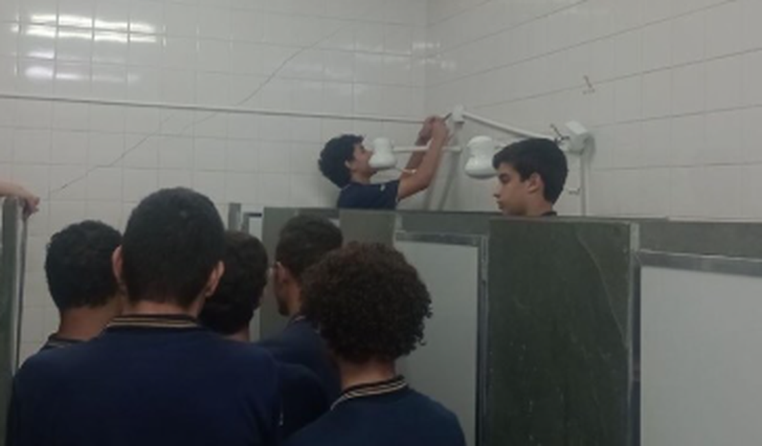 Alunos do Ensino Médio viralizam ao ter aula de troca de chuveiro