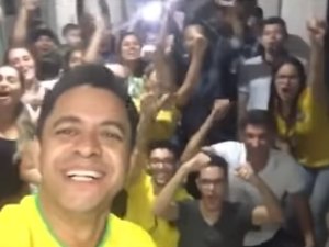 [Vídeo] Candidato gospel comemora vitória antes da hora e passa vergonha