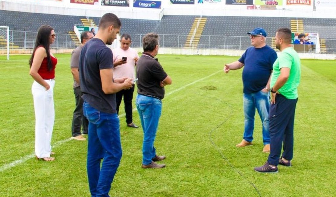 Equipe de esporte avalia manutenção do Estádio Municipal de Arapiraca