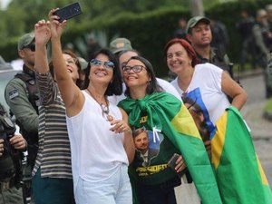 Bolsonaro recebe família de apoiadores no Palácio da Alvorada