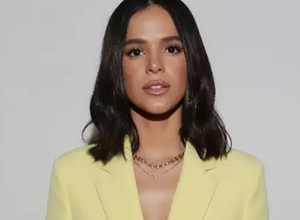 Bruna Marquezine critica inação do governo Bolsonaro sobre o petróleo nas praias do Nordeste