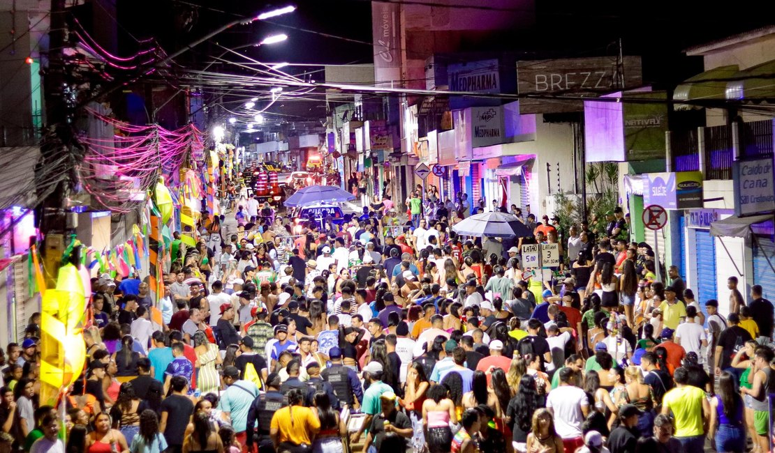 Foliões invadem ruas de Palmeira com o Bloco do Povo e a banda Cheiro de Amor