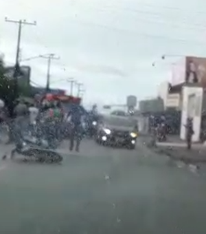 [Vídeo] Ao realizar conversão, motorista  provoca colisão em Arapiraca
