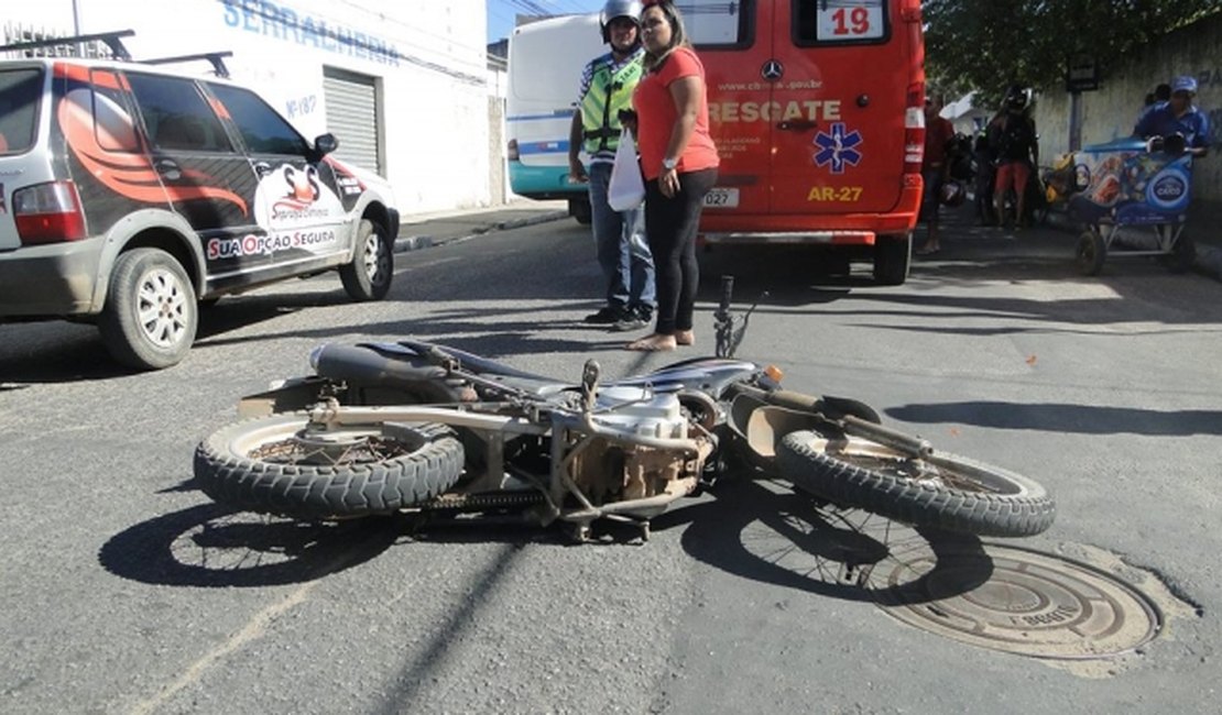 Colisão entre carro e moto deixa um ferido em Arapiraca