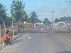 Moradores bloqueiam AL-105 em protesto contra falta de água e energia, em Penedo